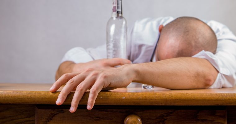 5 Warning Signs You Might Be Addicted to Drinking Alcohol