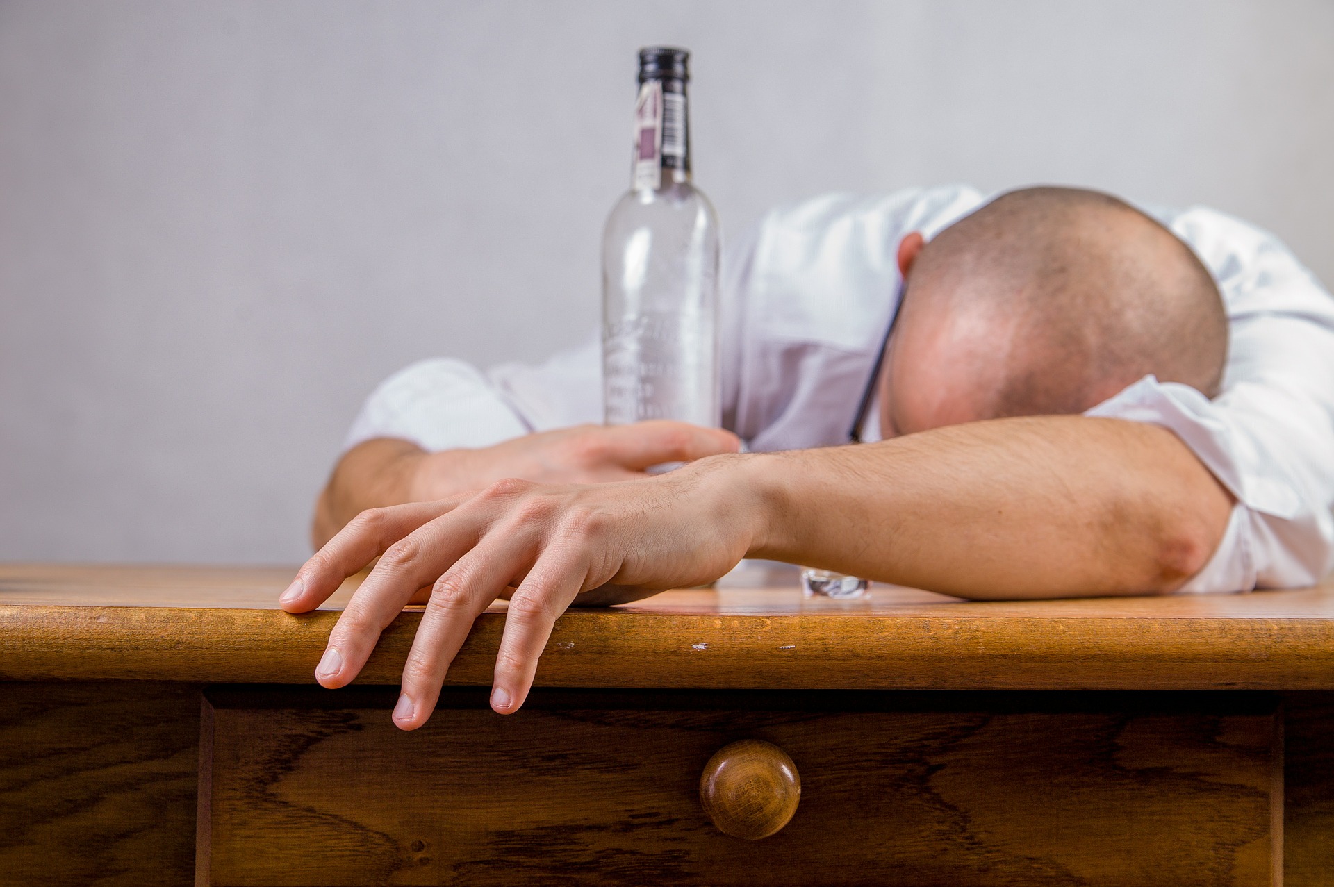 5 Warning Signs You Might Be Addicted to Drinking Alcohol